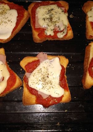 Una foto de Pizzetas con pan lactal