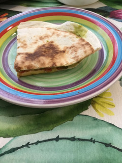 Una foto de Quesadilla de aguacate, tomate y queso