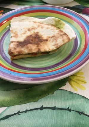 Una foto de Quesadilla de aguacate, tomate y queso