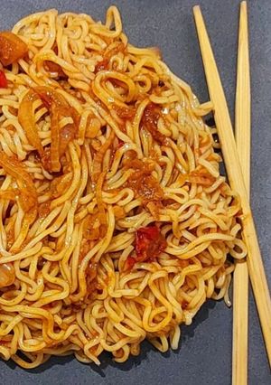 صورة لوصفة 🍜 نودلز 🍜 بصوص الصلصة الحمراء