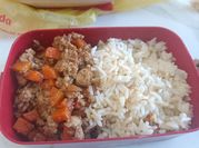 Una foto de carne molida con verduras