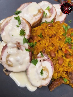 Una foto de Arroz ma postrado con churrasco y Pechuga rellena de Mozzarella y amarillos