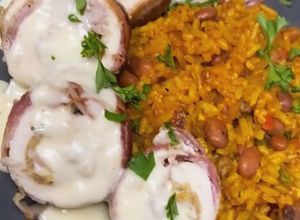 Una foto de Arroz ma postrado con churrasco y Pechuga rellena de Mozzarella y amarillos