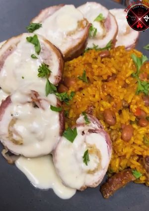 Una foto de Arroz ma postrado con churrasco y Pechuga rellena de Mozzarella y amarillos