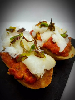Una foto de Pincho o tapa de bacalao y pimiento confitado