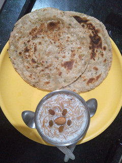 मीठी सेवई और नमकीन पराठा (Meethi sevai aur namkeen recipe in hindi) रेसिपी मुख्य फोटो