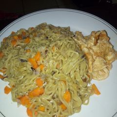 A picture of Noodles garnished with carrots fried egg.