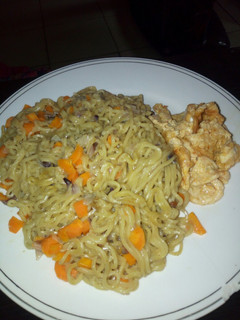 A picture of Noodles garnished with carrots fried egg.