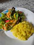 Arroz, curry, abacaxi - com salada refrescante