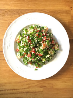 Una foto de Receta de tabulé - ensalada couscous, perejil y verduras