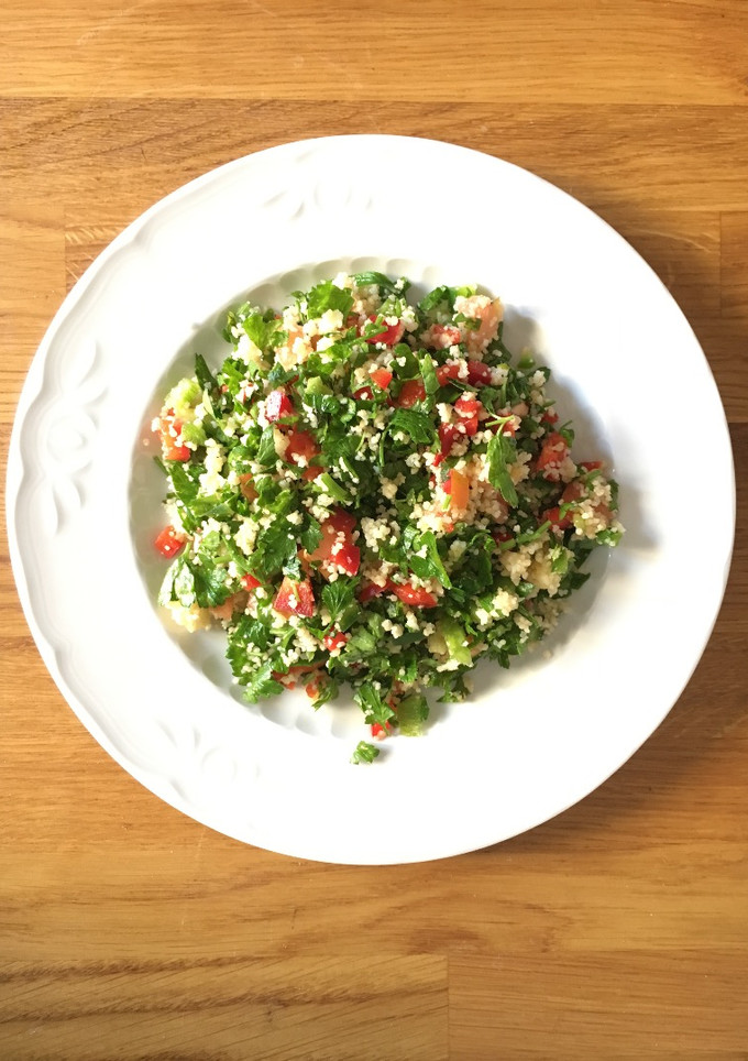 Una foto de Receta de tabulé - ensalada couscous, perejil y verduras
