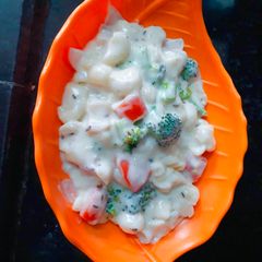 A picture of Cheesy Macaroni Pasta with Veggies.