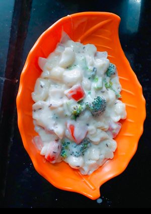 A picture of Cheesy Macaroni Pasta with Veggies.