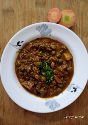 A picture of Green chana potato curry.