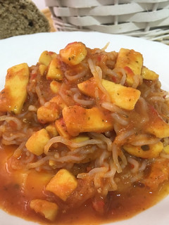 Una foto de Pota en salsa con fideos de arroz