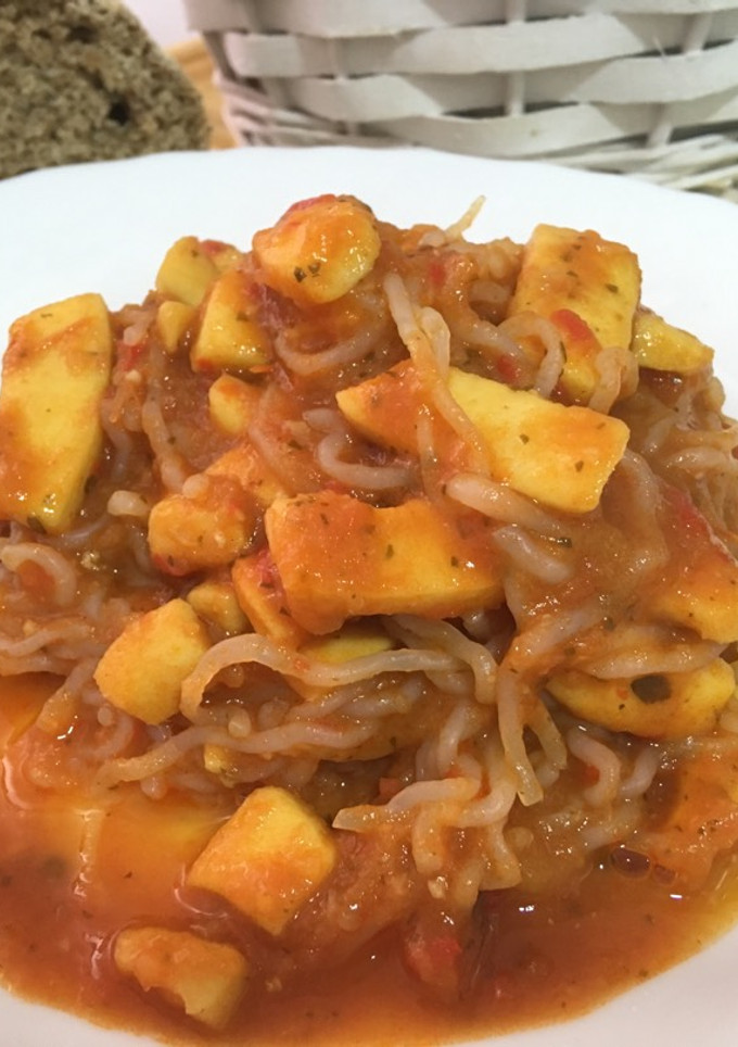 Una foto de Pota en salsa con fideos de arroz