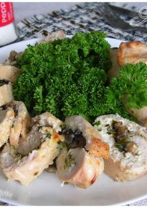 Фото Рулет из курицы с грибами и сливочным сыром.