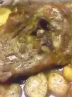 Una foto de Paletilla de cordero asada con patatas
