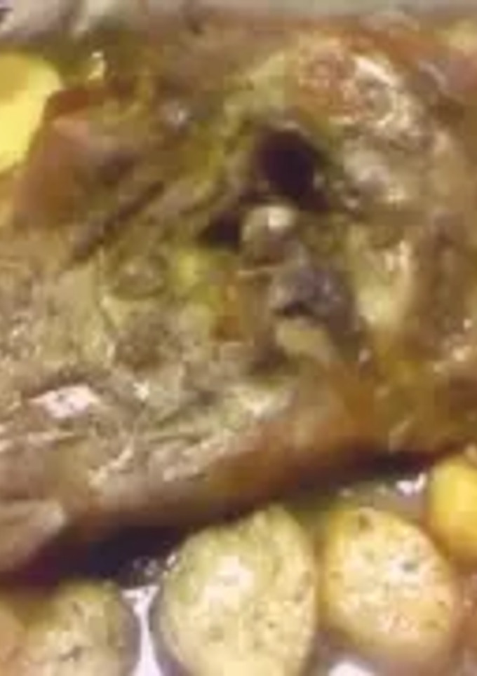Una foto de Paletilla de cordero asada con patatas