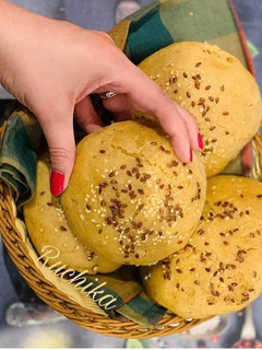 A picture of Wheat flour burger buns.