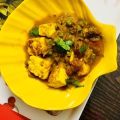A picture of Matar paneer.