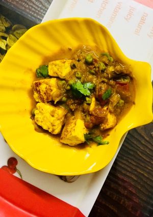 A picture of Matar paneer.