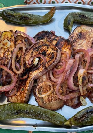 Une photo de Aubergines graffiti, piments et oignon rouge marinés grillés à la plancha