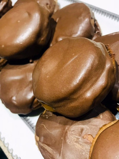 Una foto de Alfajores de chocolate 🍫♥️