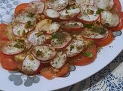 Una foto de ensalada de rabanitos con tomate