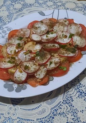 Una foto de Ensalada tomate, rabanitos y zucchini