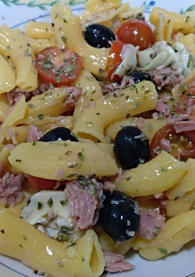 Una foto de Ensalada de pasta fresca con alcachofas. 🥗😍