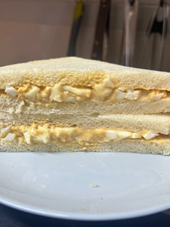 Una foto de Tamago Sando (sándwich de huevo japonés)