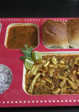 A picture of Puneri Misal.