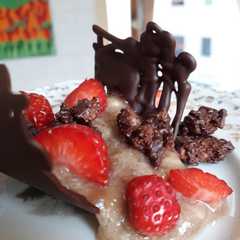 Foto di Cestino di cioccolato con banane e fragole
