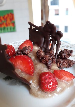 Foto di Cestino di cioccolato con banane e fragole