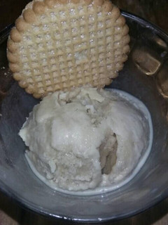 Una foto de Nieve de leche quemada y galleta