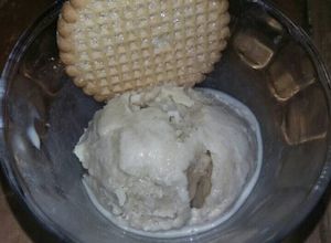 Una foto de Nieve de leche quemada y galleta