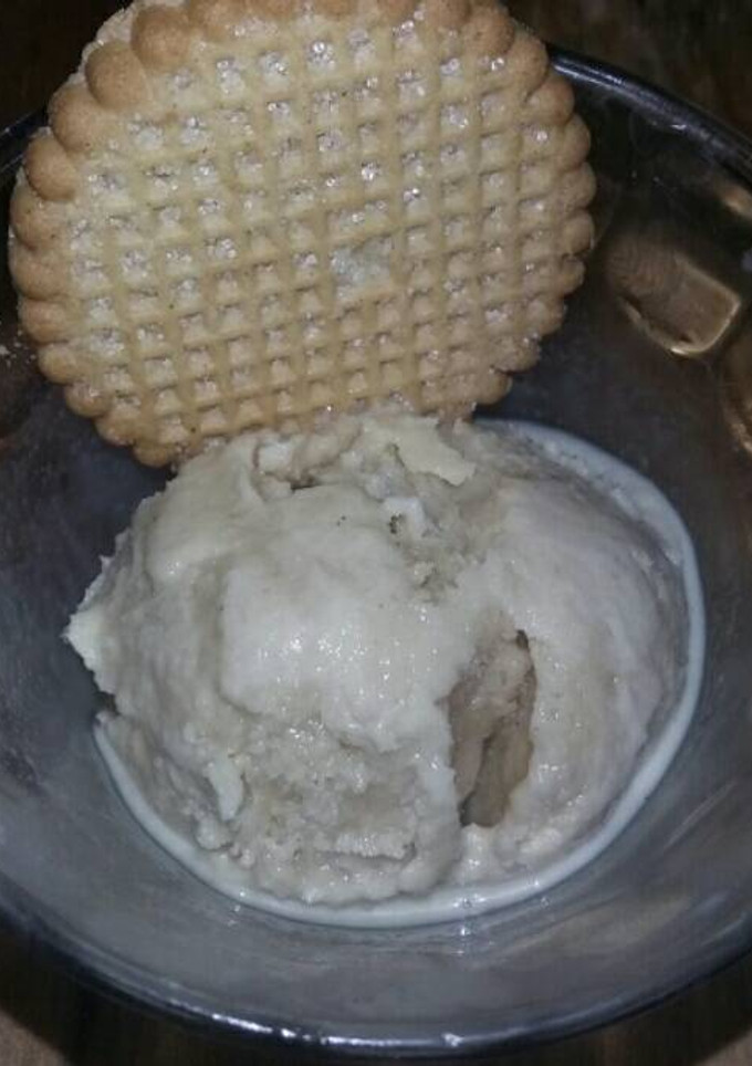 Una foto de Nieve de leche quemada y galleta