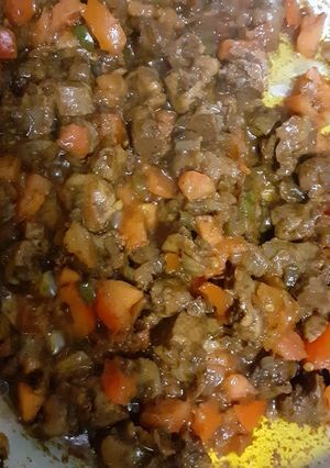 A picture of Chicken gizzards with tomatoes.
