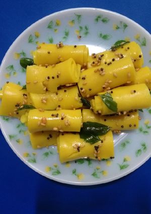 A picture of Khandvi.