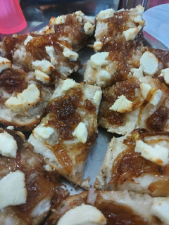 Una foto de Pan pizza cebolla caramelizada y queso de cabra