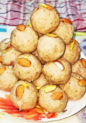 आटा देशी घी सूखे मेवे के लड्डू रेसिपी मुख्य फोटो