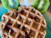 Una foto de waffles de avena y cacao