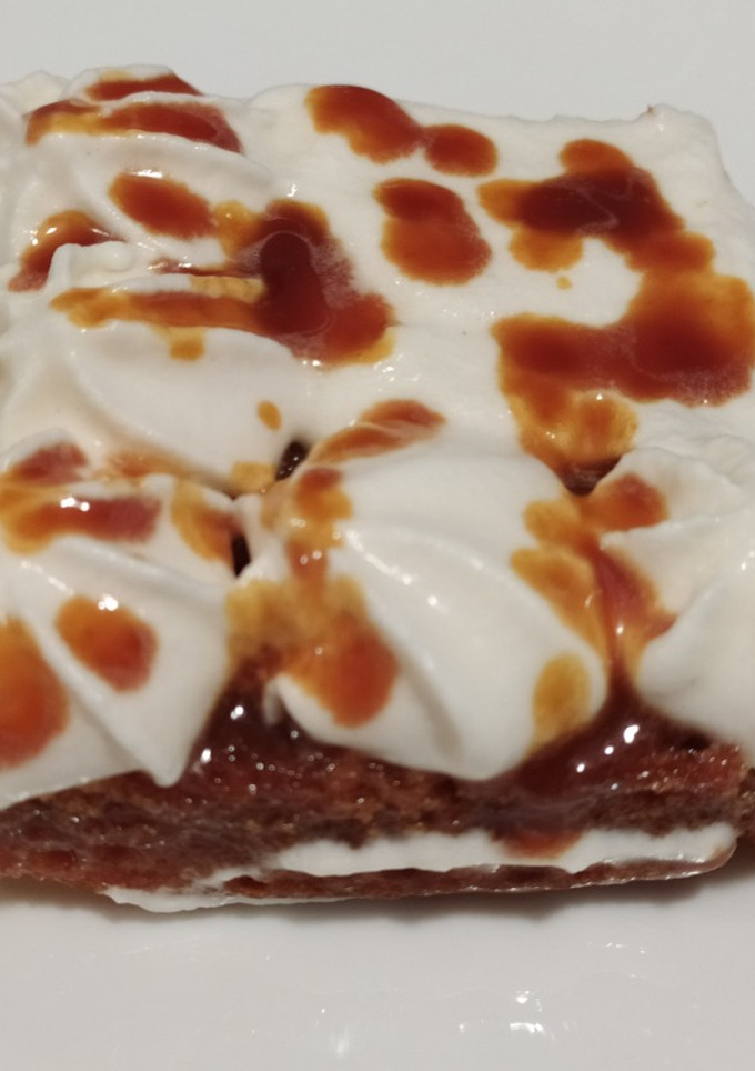 Una foto de Tarta de caramelo Salado con frosting de nata y merengue