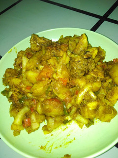 A picture of Chicken and potatoes casserole.