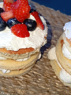 Una foto de Bizcochito genovés relleno de nata