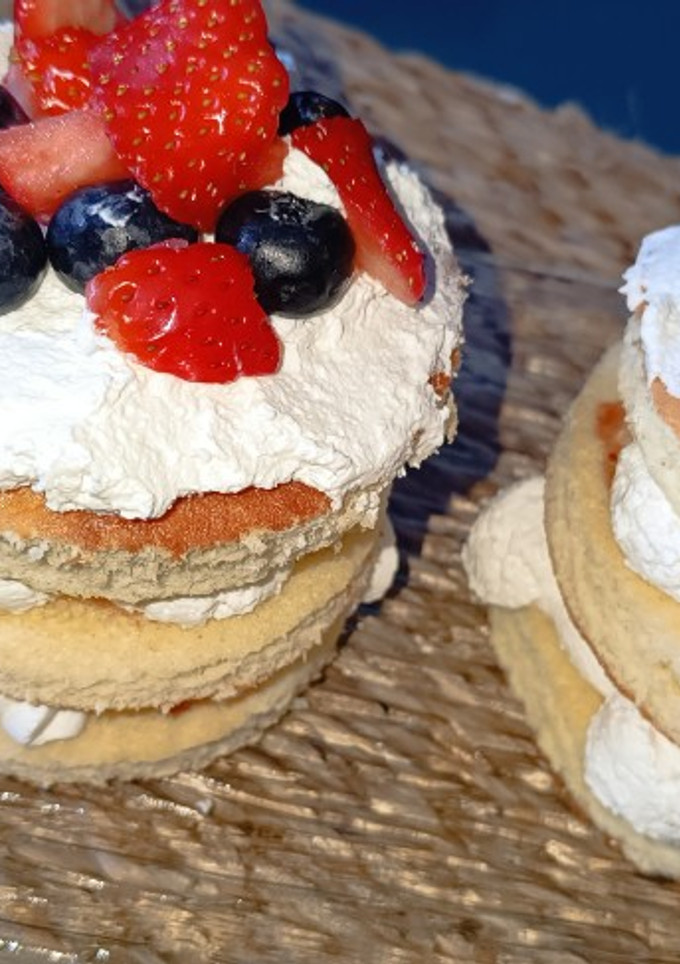 Una foto de Bizcochito genovés relleno de nata