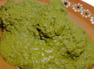 Una foto de Mole verde con costillita de puerco