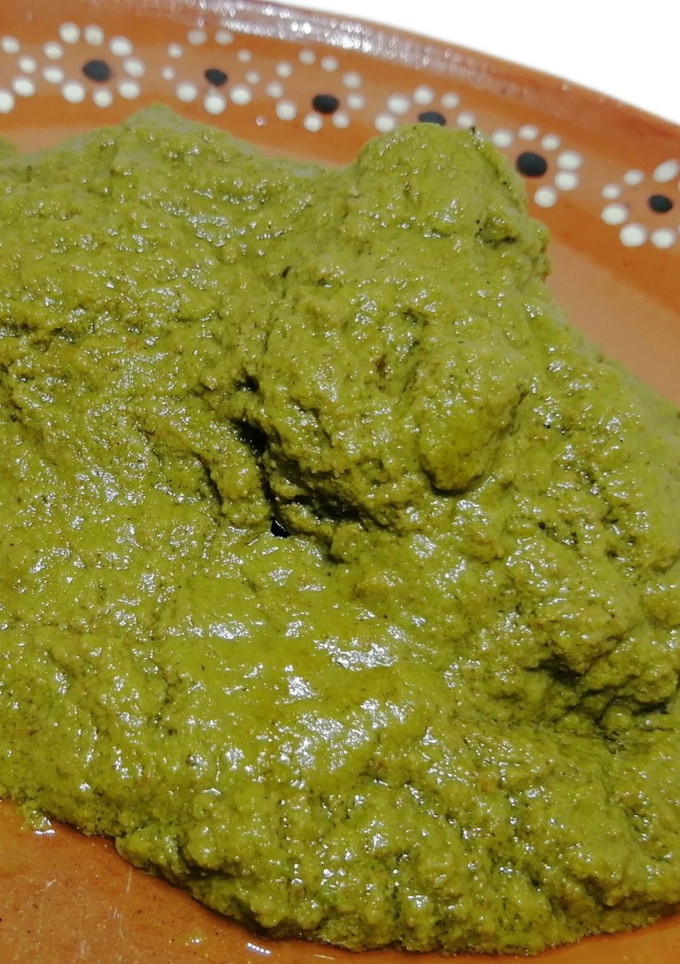 Una foto de Mole verde con costillita de puerco