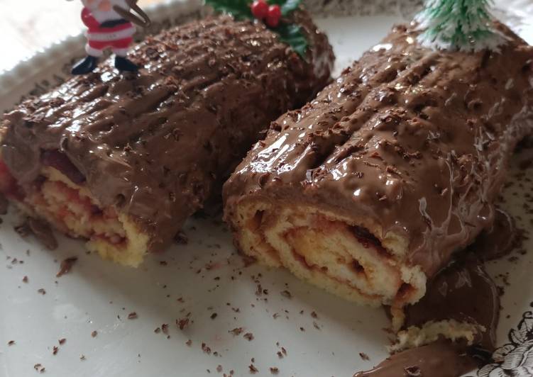 Les Meilleures Recettes de Roulé fraise choco-noisette façon bûche de Noël